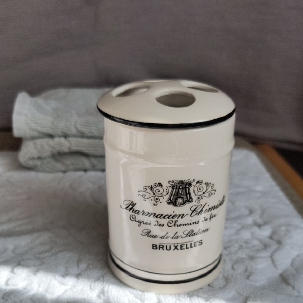 Pottery Barn Cream and Black Apothecary Bath Set - Picture 12 of 12